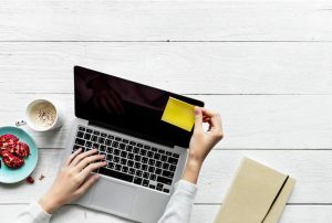 laptop with sticky note